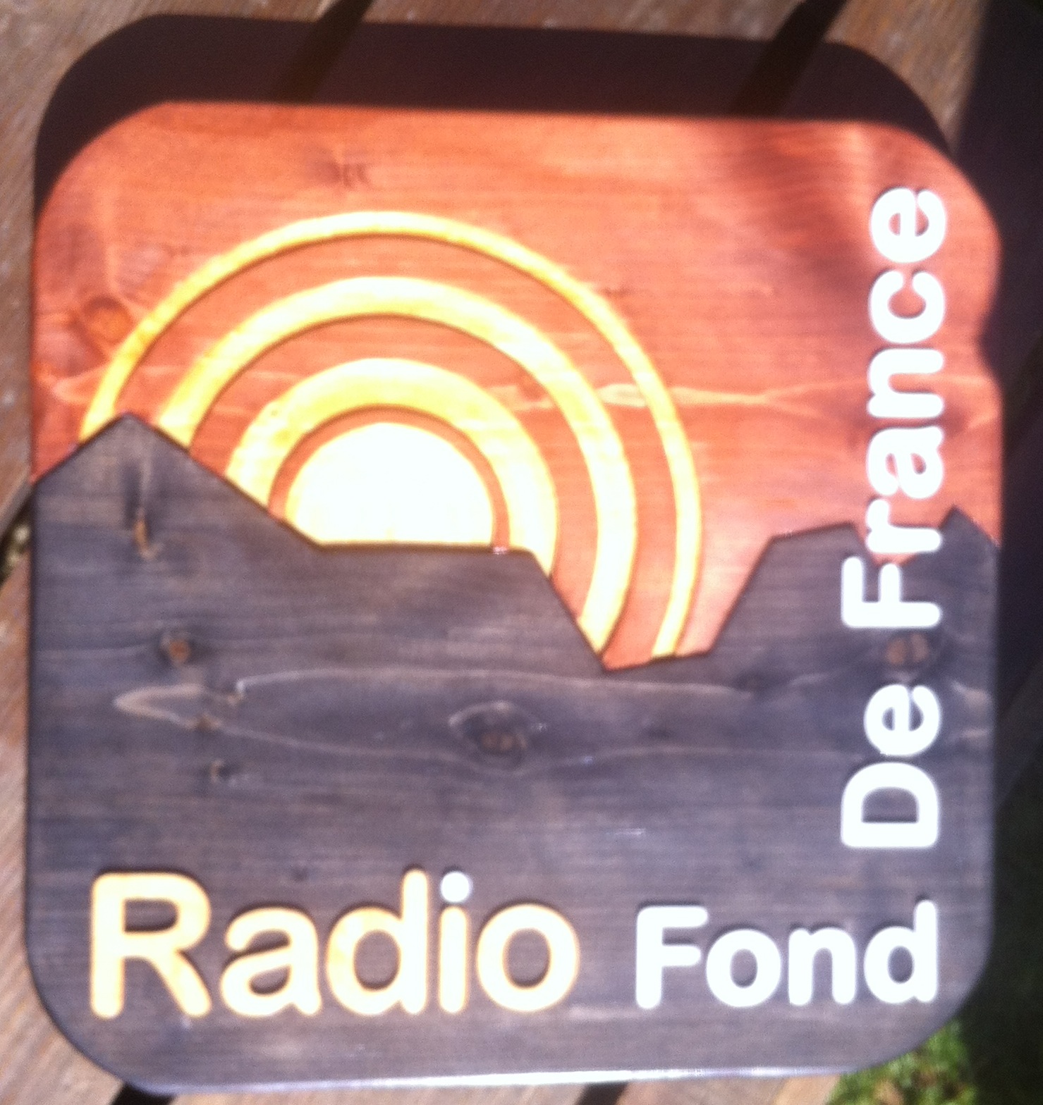 Logo de Radio Fond de France façonné à la main