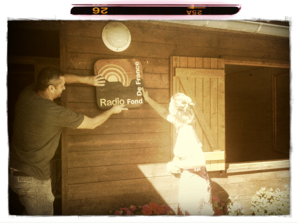 Pose du logo en bois de Radio Fond de France sur ses locaux